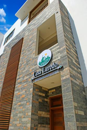 a sign on the side of a building at Hotel Campestre Casa Laredo in Chao
