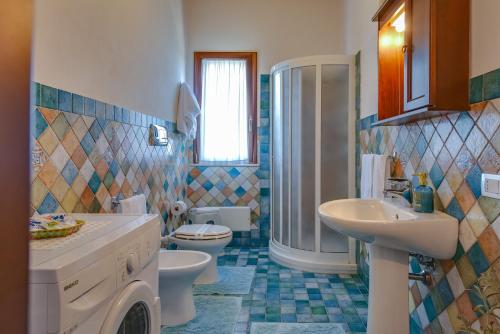 A bathroom at La Rosa Rossa