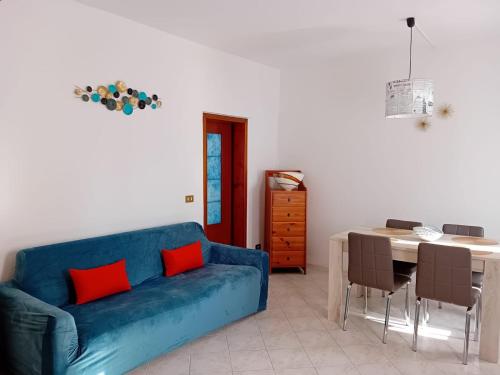 een woonkamer met een blauwe bank en een tafel bij CORTE Apartment in Murano