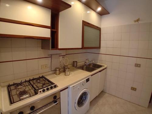 een keuken met een fornuis en een wastafel bij CORTE Apartment in Murano