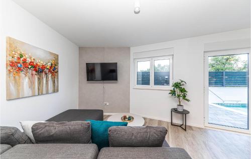 Gorgeous Apartment In Okrug Gornji With Wifi