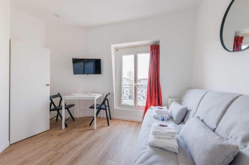 un salon avec un canapé et une table dans l'établissement Studio confortable - 2P - Proche Nation, à Paris