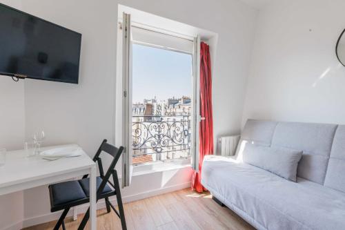 un salon avec un canapé, un bureau et une fenêtre dans l'établissement Studio confortable - 2P - Proche Nation, à Paris