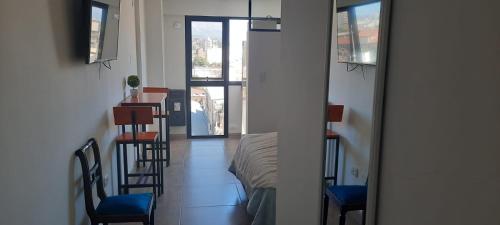 Televiisor ja/või meelelahutuskeskus majutusasutuses Departamento monoambiente en pleno centro de Jujuy ideal para 1 o 2 personas