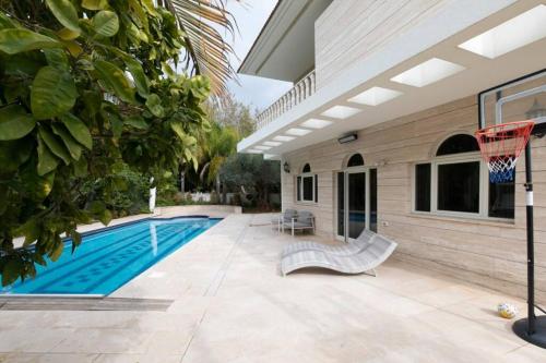 basen na podwórku domu w obiekcie Luxurious & Exclusive Villa, 10 min from the beach w mieście Herclijja