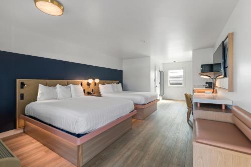 Habitación de hotel con 2 camas y TV en Chablis Inn, en Napa
