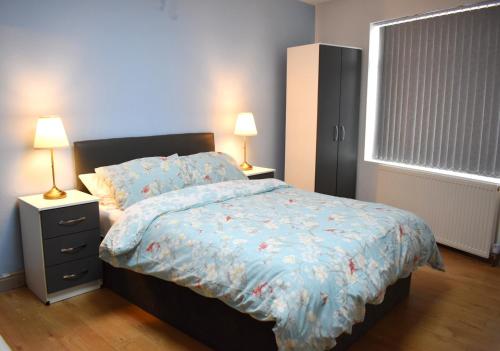 Postel nebo postele na pokoji v ubytování Pleasant Apartment in near Birmingham City Center