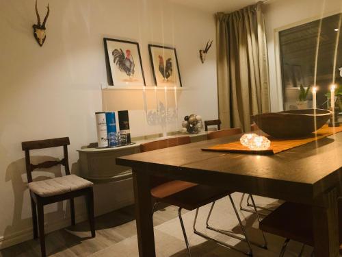 ein Esszimmer mit einem Tisch und einer Schüssel darauf in der Unterkunft Le Coq Heureux in Vånga
