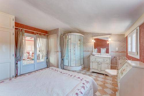Ένα μπάνιο στο Villa Gilbert