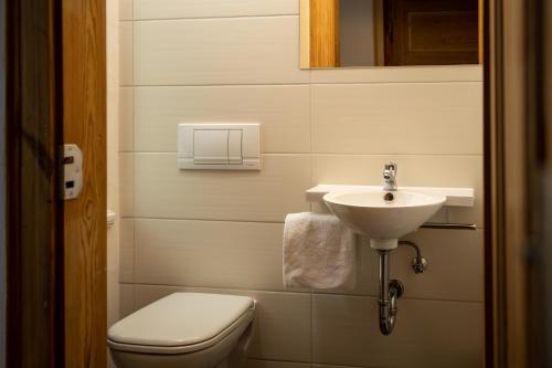 y baño con aseo y lavamanos. en NUUMIS luxury 115 m2 Apartment, Dresdner Heide mit Garten, en Dresden