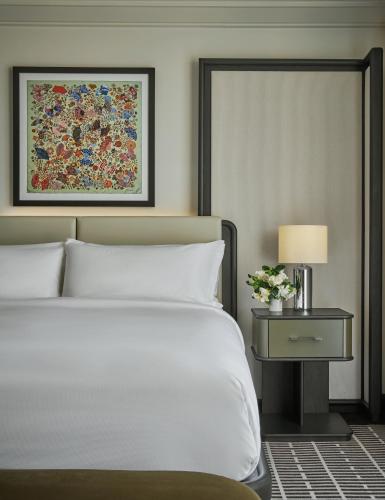 Una cama o camas en una habitación de Pendry Newport Beach