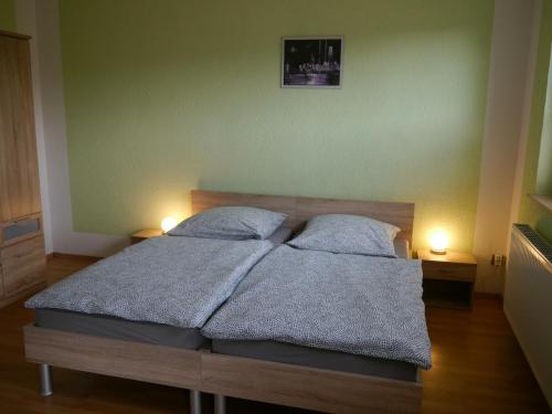a bedroom with two beds with pillows on it at Ferienwohnung mit eigenem Garten - Viele Badeseen und 10 Minuten von Templin in Milmersdorf