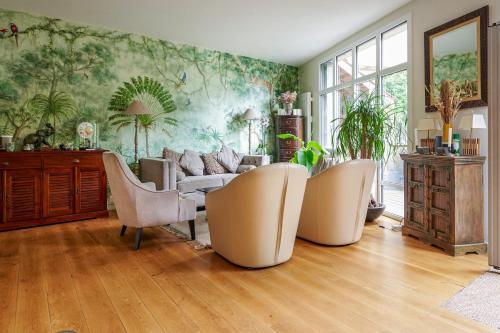 uma sala de estar com cadeiras e um sofá em Stunning family home in Versailles - Welkeys em Versailles