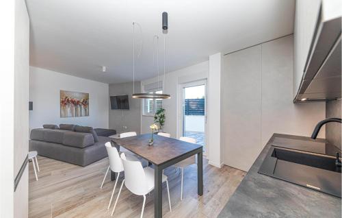 Gorgeous Apartment In Okrug Gornji With Wifi