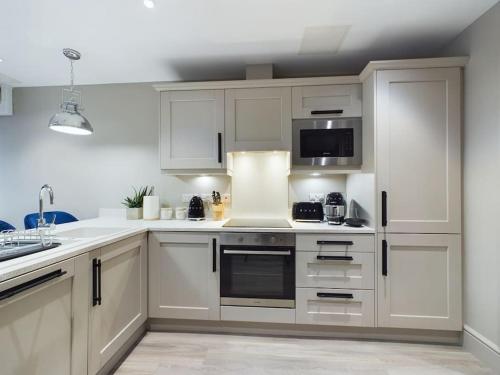 A cozinha ou cozinha compacta de Malone Apartment on Lisburn Road by Lesley