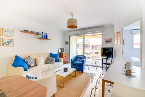 un salon avec un canapé et une table dans l'établissement Parc RL Perfect 1 bedroom apartment next to beaches and shops, à Cannes