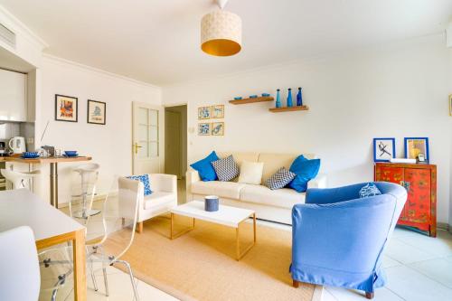 カンヌにあるParc RL Perfect 1 bedroom apartment next to beaches and shopsのリビングルーム(白いソファ、青い椅子付)