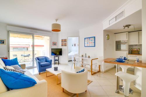un salon avec un canapé et une table dans l'établissement Parc RL Perfect 1 bedroom apartment next to beaches and shops, à Cannes