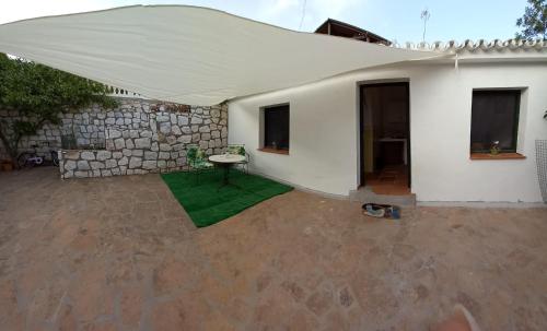 a white house with a table and a white tent at Villa Lucía in Alhaurín de la Torre
