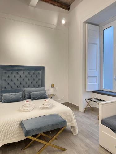 une chambre avec un grand lit et une tête de lit bleue dans l'établissement MAISON MARINELLA, à Naples