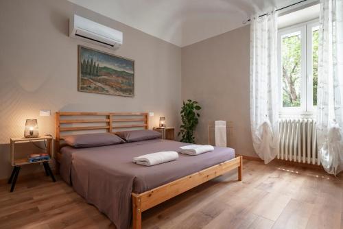Castelnuovo della MisericordiaにあるAgriturismo Terre della Rinascitaのベッドルーム1室(ベッド1台、タオル2枚付)