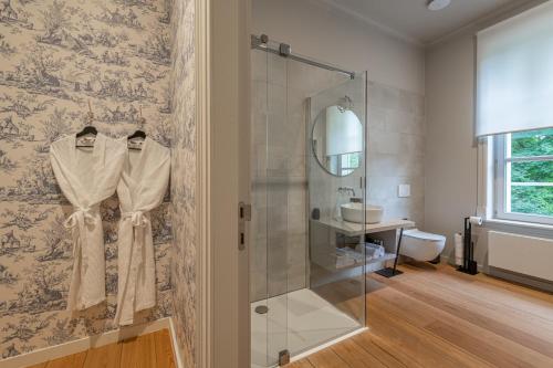 a bathroom with a shower stall and a sink at B&B T'Rest - Park ter Rijst in Heikruis
