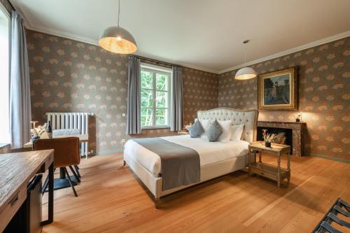 een slaapkamer met een groot bed en een open haard bij B&B T'Rest - Park ter Rijst in Heikruis