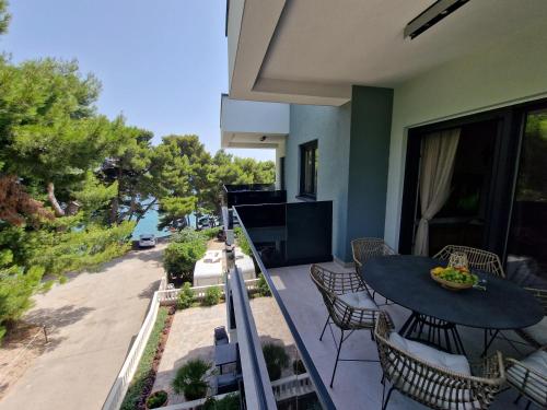 d'un balcon avec une table et des chaises offrant une vue sur la rue. dans l'établissement Apartment Mia La Verna, à Orebić