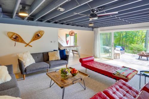 sala de estar con sofá y mesa en Modern Mountainside Home with Trail Access On-Site, en Boiceville