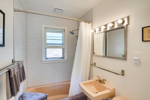 ein weißes Badezimmer mit einem Waschbecken und einem Spiegel in der Unterkunft Modern Mountainside Home with Trail Access On-Site in Boiceville