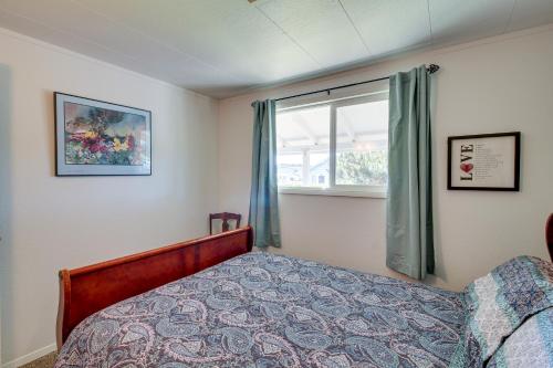 Cama o camas de una habitación en Central Bandon Retreat with Deck Less Than 1 Mi to Beach!