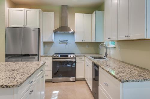 Cuisine ou kitchenette dans l'établissement Charming Willis Hideaway Less Than 1 Mi to Lake Conroe!