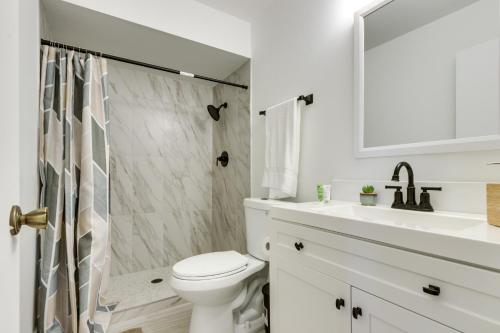 een badkamer met een toilet, een wastafel en een douche bij Quiet Ridgecrest Vacation Rental with Private Yard! in Ridgecrest