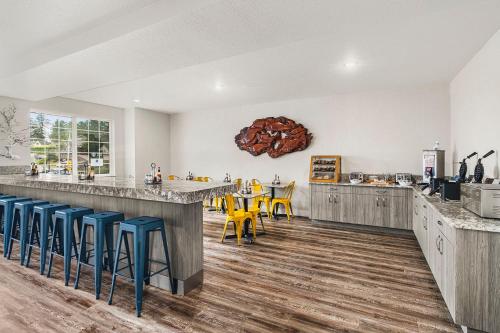 a large kitchen with blue stools at a counter at The Ashley Inn & Suites in Lincoln City