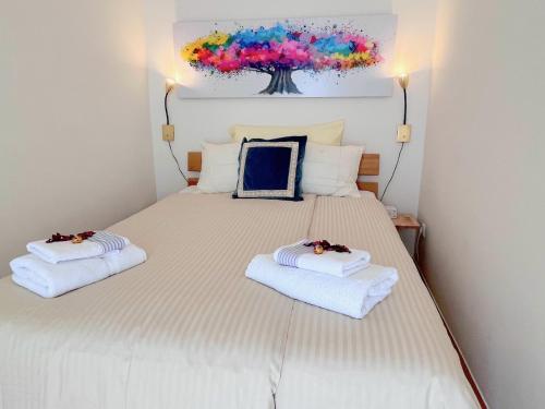 um quarto com uma cama com duas toalhas em Magic Vienna Balcony Apartment em Viena