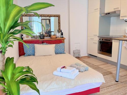 um quarto com uma cama com toalhas em Magic Vienna Balcony Apartment em Viena