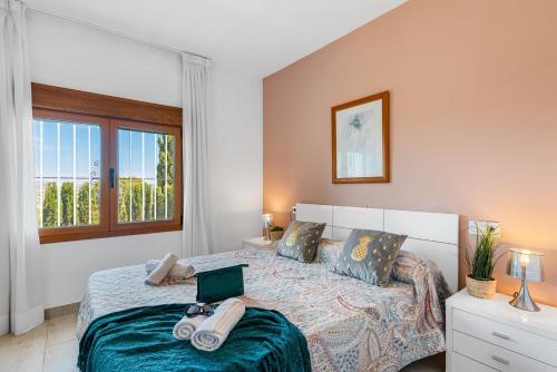 - une chambre avec un grand lit et une fenêtre dans l'établissement Villa Rosario - PlusHolidays, à Calp