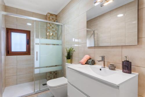 La salle de bains est pourvue d'un lavabo, de toilettes et d'une douche. dans l'établissement Villa Rosario - PlusHolidays, à Calp