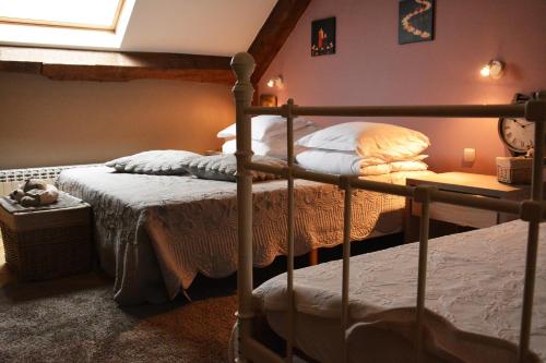 1 dormitorio con 2 literas y ventana en MARGOT'L, en Rochefort