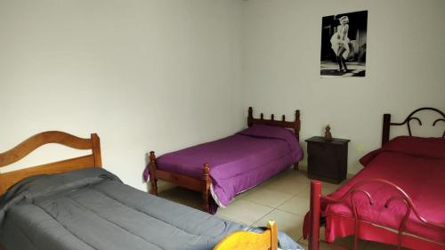 1 dormitorio con 2 camas y sofá en Hermoso departamento amoblado! en Mendoza