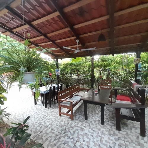 Taman di luar Cabinas del Mar