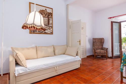 een woonkamer met een bank en een stoel bij Apartments with a parking space Praputnjak, Rijeka - 20133 in Praputnjak