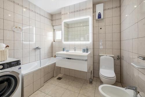 y baño con lavabo, aseo y bañera. en Apartments with a parking space Solin, Split - 21445, en Solin