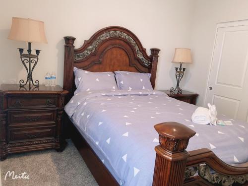 1 dormitorio con 1 cama con cabecero de madera y 2 mesitas de noche en One-Story House Whit 4 Rooms, en Riverside