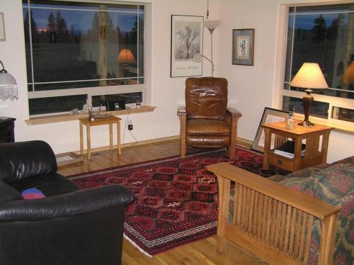 sala de estar con sofá y silla en Tunk Valley Ranch House, en Riverside