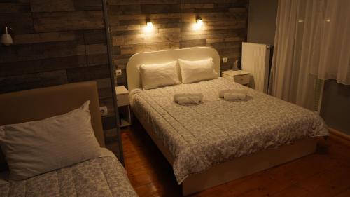 una camera da letto con un letto e due asciugamani di Casablanca a Niš