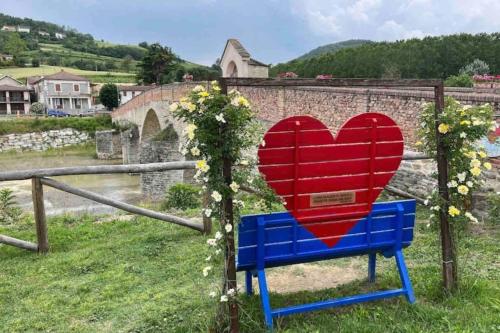 a red heart sitting on top of a blue bench at Relax tra Monferrato & Langhe in SantʼAndrea