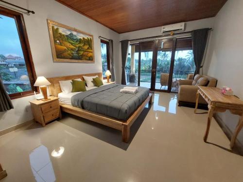 Postel nebo postele na pokoji v ubytování Merta Ubud Homestay