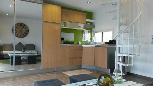 Η κουζίνα ή μικρή κουζίνα στο Carnetin Le Parc, Gite et B&B