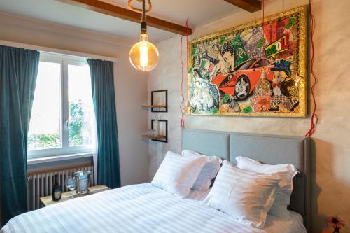 ein Schlafzimmer mit einem Bett und einem Wandgemälde in der Unterkunft Riva Beach Club I Boutique Hotel I Restaurant in Vira
